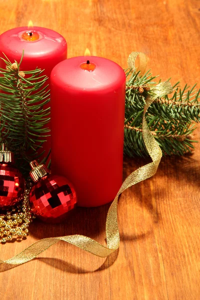 Zwei Kerzen und Weihnachtsdekoration, auf Holzgrund — Stockfoto