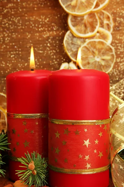 Deux bougies et décorations de Noël, sur fond doré — Photo