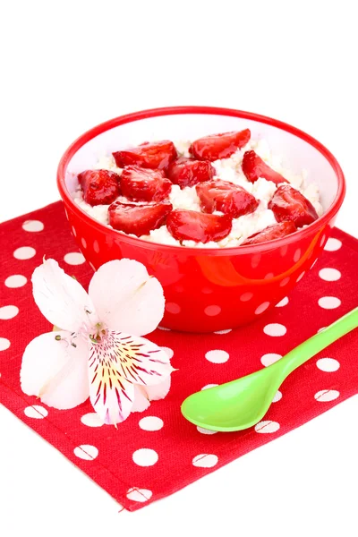 Queso de cabaña en tazón rojo con fresas en rodajas aisladas en blanco —  Fotos de Stock