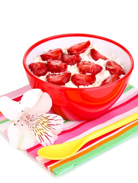Fromage cottage dans un bol rouge avec des fraises tranchées isolées sur blanc — Photo