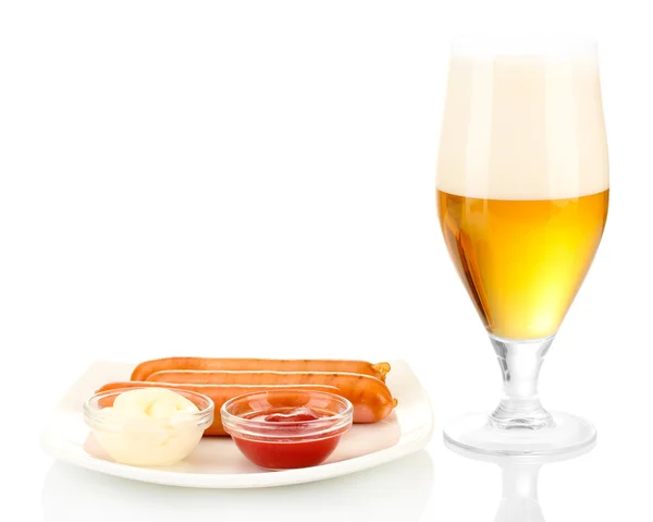 Birra e salsicce grigliate isolate su bianco — Foto Stock