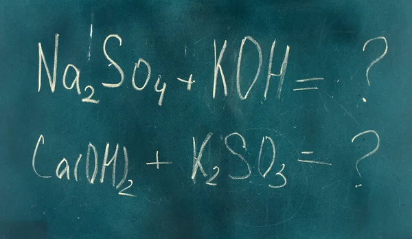 Kemisk formel skrivs på tavlan med krita. — Stockfoto