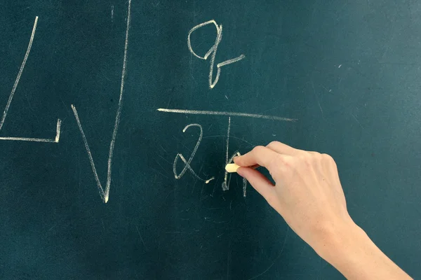 Natuurkunde formule geschreven op bord met krijt. — Stockfoto