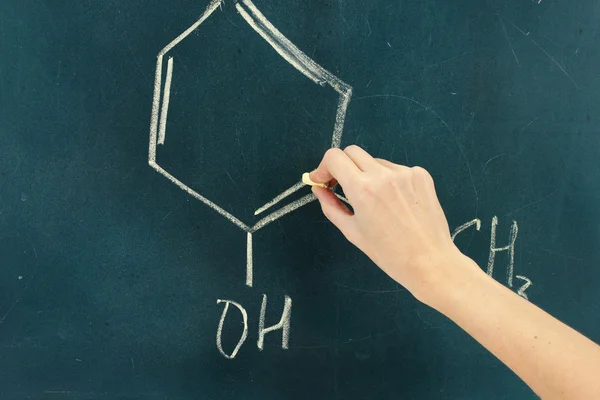 Fórmula de estructura química escrita en pizarra con tiza . — Foto de Stock