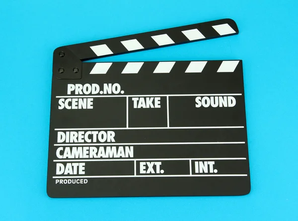 Filmproduktion Klapptafel auf farbigem Hintergrund — Stockfoto