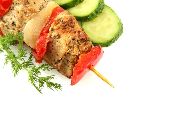 Carne grigliata saporita e verdure su spiedo, isoalted su bianco — Foto Stock