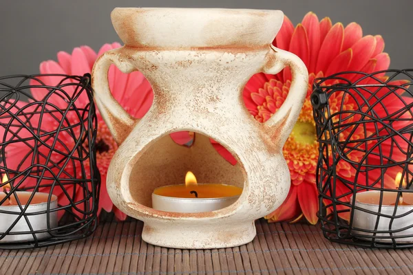 Aromatherapie-Lampe auf grauem Hintergrund — Stockfoto