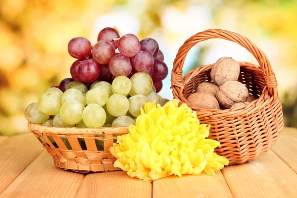 üzüm sepeti ahşap masa üzerinde fındık