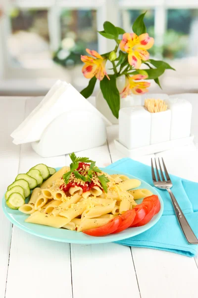 Rigatoni pasta schotel met tomatensaus op witte houten tafel in café — Stockfoto