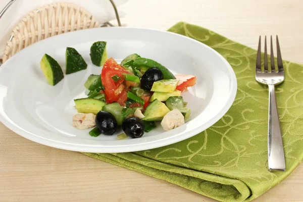 Вкусный салат с авокадо в миске на деревянном столе крупным планом — стоковое фото