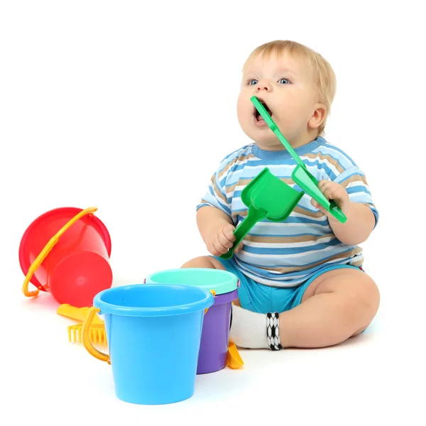 Menino brincando com pá de plástico, isolado em branco — Fotografia de Stock