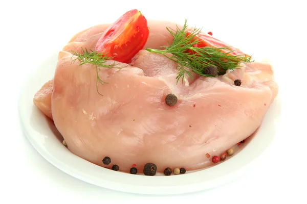 Viande de poulet crue avec des épices sur l'assiette, isolé sur blanc — Photo