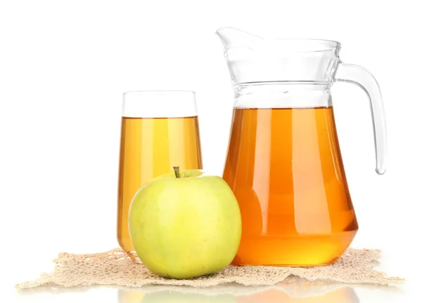 Volles Glas und Krug Apfelsaft und Apfel isoliert auf weiß — Stockfoto