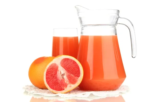 Copo cheio e jarro de suco de toranja e toranjas isoladas em branco — Fotografia de Stock