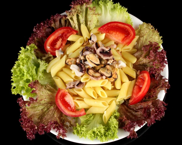 Smakelijke Italiaanse pasta met zeevruchten geïsoleerd op zwart — Stockfoto