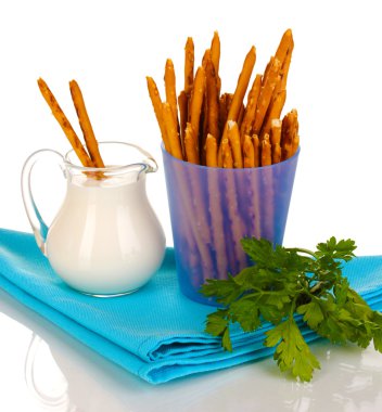 lezzetli kızarmış sopa üzerinde beyaz izole mor plastik kap içinde