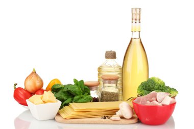 Lazanya malzemeler üzerinde beyaz izole