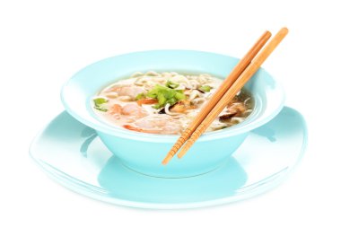 Çin çorbası üzerinde beyaz izole