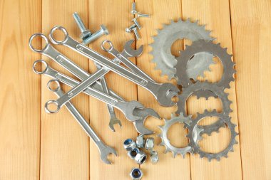 Makina dişli, metal cogwheels, civata ahşap zemin üzerinde