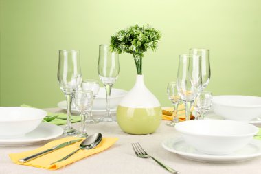 yeşil ve sarı tonlarında renkli arka plan üzerinde tablo ayarı