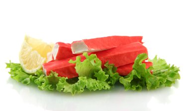 Yengeç sopa üzerinde beyaz izole limon, marul yaprakları üzerinde