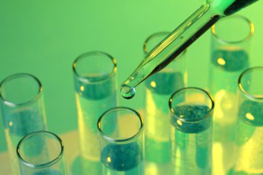 test tüpleri ile mavi zemin üzerine sıvı