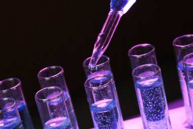 siyah arka plan üzerine sıvı ile test tüpleri