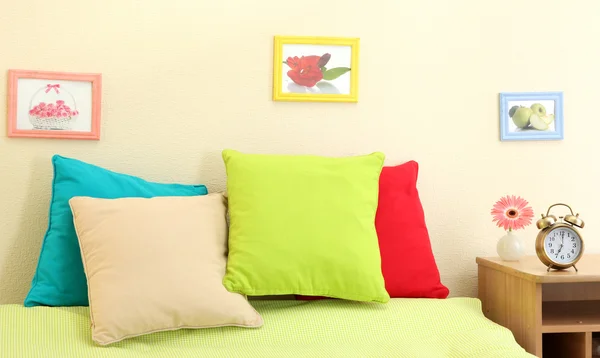 Lege bed met kussens en lakens in slaapkamer — Stockfoto