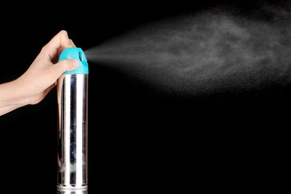 Spray Lufterfrischer in der Hand isoliert auf schwarz — Stockfoto