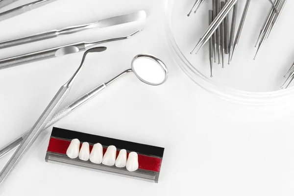 Denture with dental tools isolated on white — Stock Photo, Image