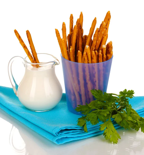 lezzetli kızarmış sopa üzerinde beyaz izole mor plastik kap içinde