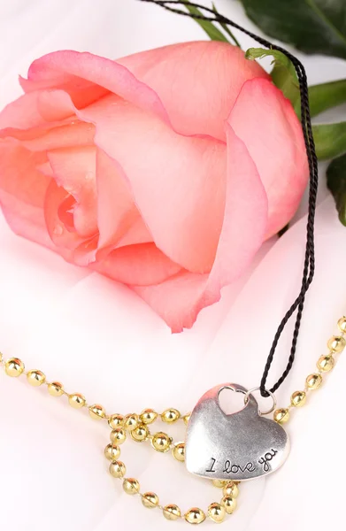 Przetargu różowy róża z serca Wisior — Zdjęcie stockowe