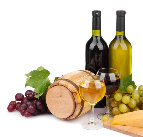 Namlu, şişe ve kadeh şarap, peynir ve üzüm, üzerinde beyaz izole — Stok fotoğraf
