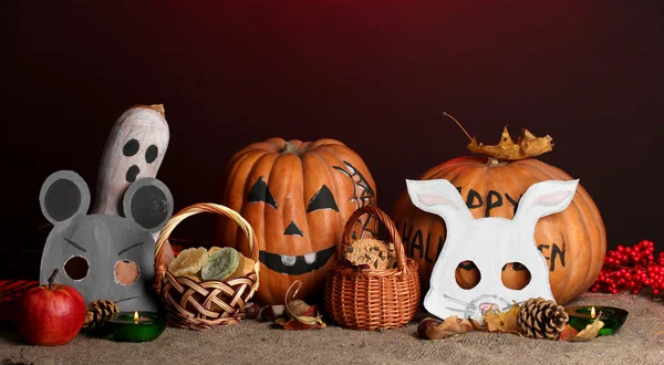 Dolcetto o trattare maschere di Halloween e secchi pieni di biscotti su sfondo di colore — Foto Stock