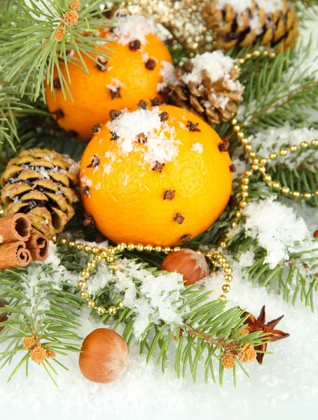 Composición navideña con naranjas y abeto, aislado en blanco — Foto de Stock