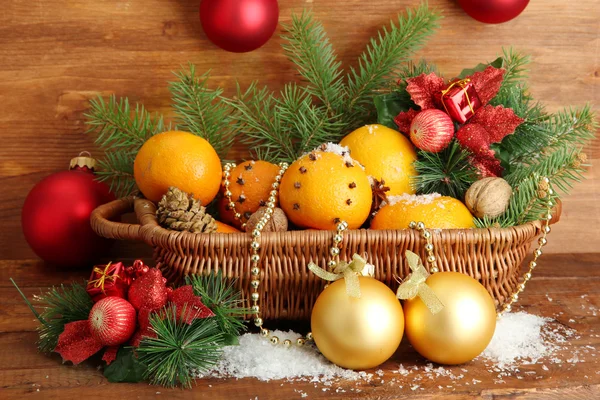 sepet portakal ve çam ağacı, ahşap zemin ve Noel kompozisyon