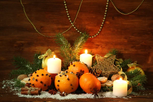 Weihnachtskomposition mit Orangen und Tanne, auf Holzgrund — Stockfoto