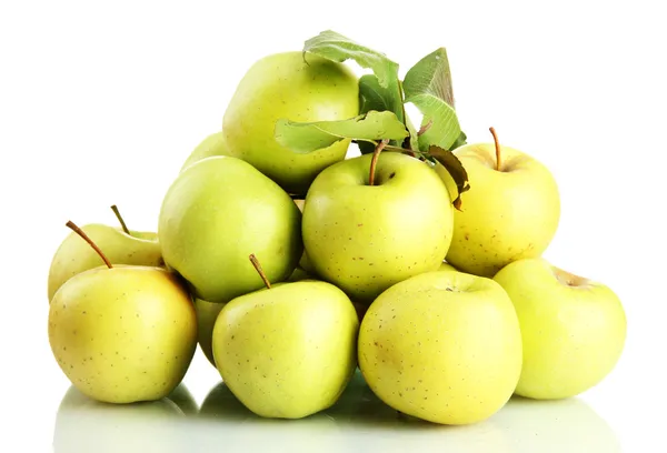 Sappige appels met groene bladeren, geïsoleerd op wit — Stockfoto