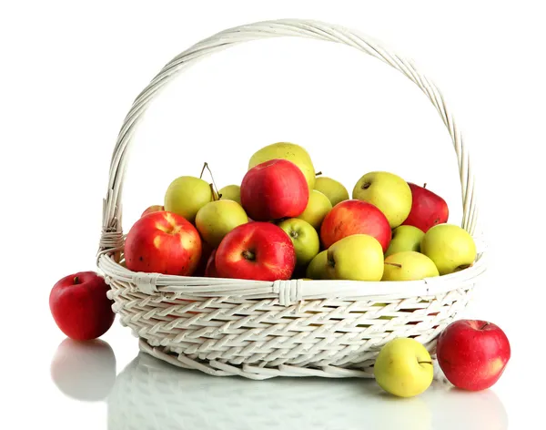 Manzanas jugosas en cesta, aisladas en blanco —  Fotos de Stock