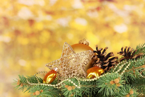 Decoração de Natal no fundo amarelo — Fotografia de Stock