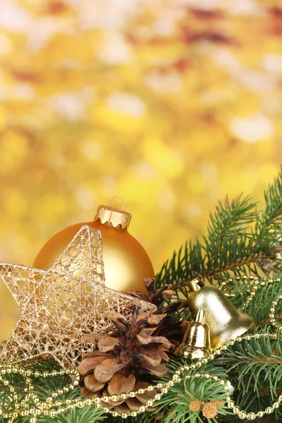Різдвяні прикраси на жовтому фоні — стокове фото