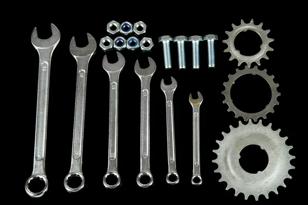 Machine gear, metalen tandwielen, moeren en bouten geïsoleerd op zwart — Stockfoto