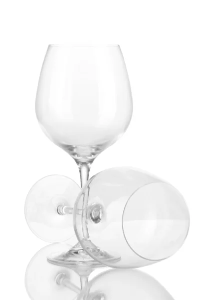白で隔離される 2 つの空のワイン グラス — ストック写真