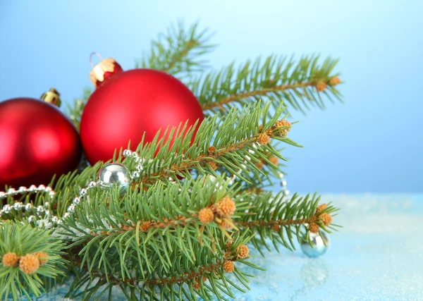 파란색 배경에서 아름 다운 크리스마스 구성 — 스톡 사진