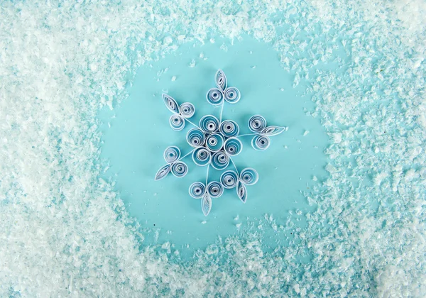 Όμορφο χαρτί νιφάδα χιονιού, σε μπλε φόντο — Φωτογραφία Αρχείου