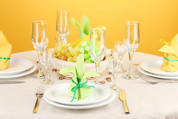 yeşil ve sarı tonlarında renkli arka plan üzerinde tablo ayarı