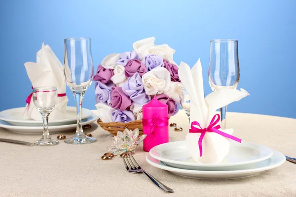 Table setting in purple tones on color background — Stock Photo, Image