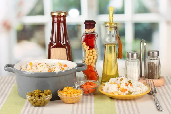 Risotto i grå kruka på träbord på ljus bakgrund — Stockfoto