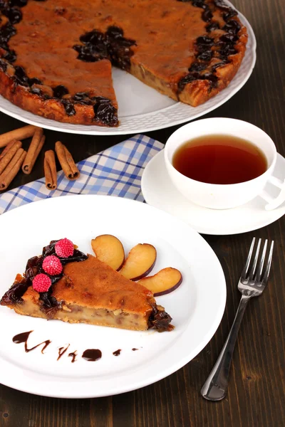 Leckere Torte auf Teller auf Holztisch — Stockfoto