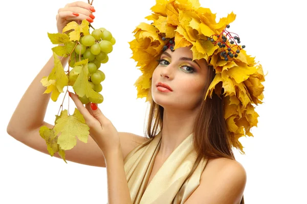 Hermosa mujer joven con corona de otoño amarillo y uvas, aislado en blanco — Foto de Stock